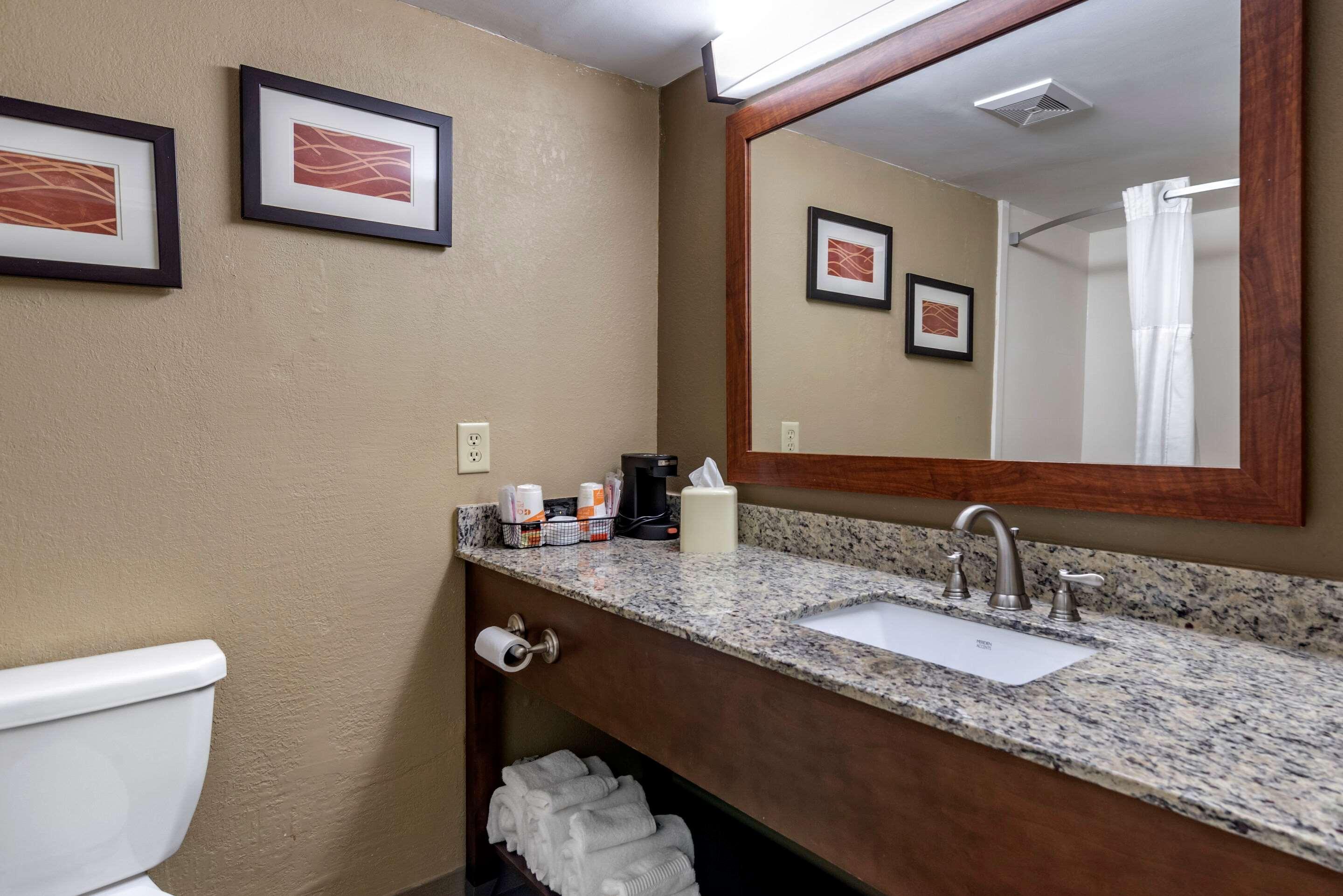 Comfort Inn & Suites Leeds I-20 Exterior photo